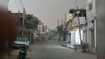 हल्की बारिश में ही प्रखंड परिसर तालाब में तब्दील, RTPS काउंटर के सामने जलजमाव से रेंगने को मजबूर हुए लोग